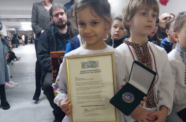 Дівчинка отримала медаль від Залужного, фото Івано-Франківський ЦКСП