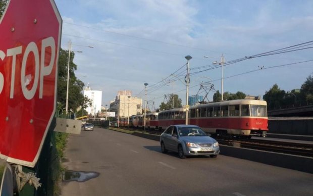 Пешком быстрее: масштабная авария в Киеве остановила трамвайную линию
