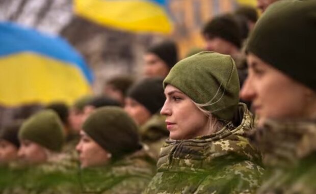 Украинские женщины-военнослужащие встретили 8 марта с оружием в руках бок о бок с мужчинами: "Защищают Украину"