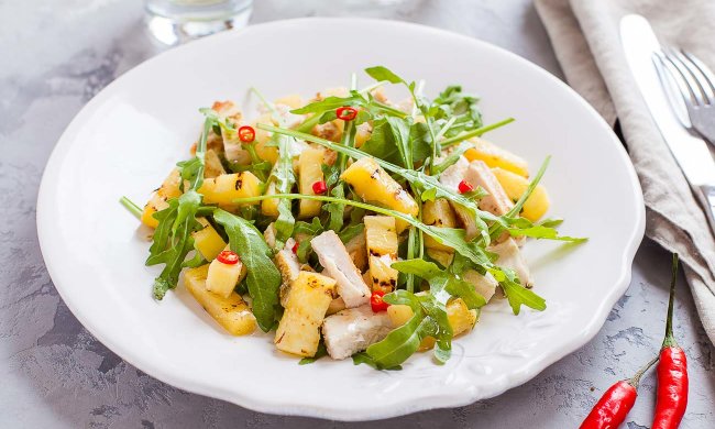 Салат з куркою і ананасами всього за 1 крок