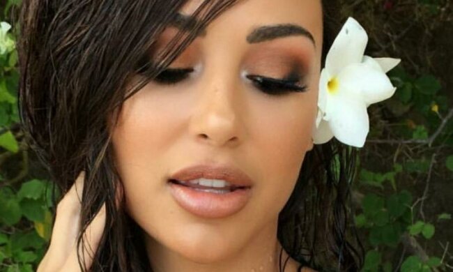 Купальник Ани Чері не зміг прикрити її розкішних форм: фото