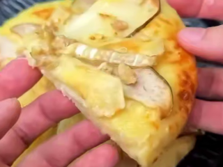 Творожный пирог с грушей и камамбером, кадр из видео