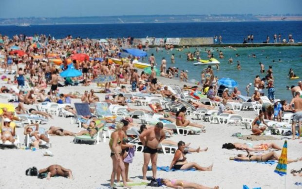 В Одессе популярный пляж затопило кое-чем коричневым: видео