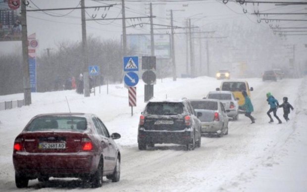 Снегопад, кучугуры и аварии: Киев погрузился в транспортный ад