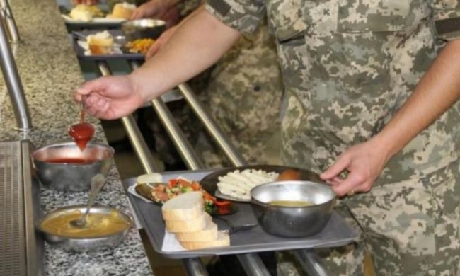 Солдат показав, чим годують в армії: соцмережі в шоці