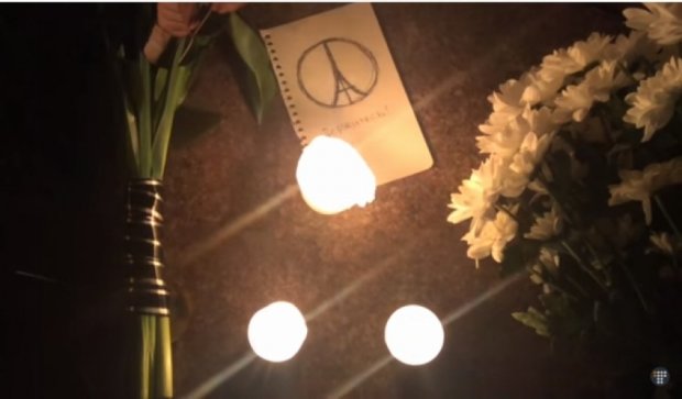 Киевляне несут цветы под посольство Франции (видео)  