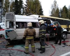 Изуродованные останки на дороге: маршрутка на полном ходу влетела в автобус, много жертв, видео 18+