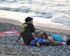 Безсоромна парочка в пориві пристрасті заплуталася в риболовних сітях: срамота 18+