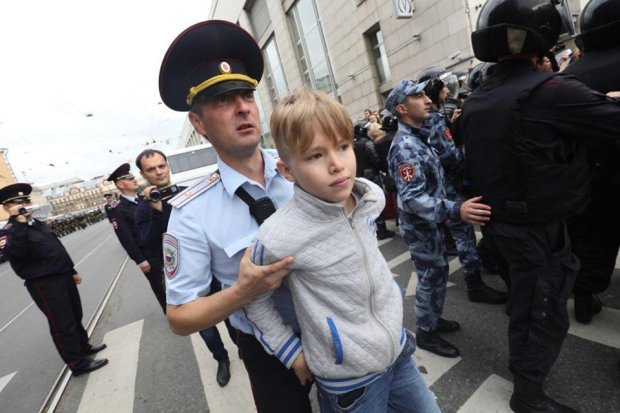 Путінські цербери на мітингу переплутали дитину з Гітлером: жорсткі фото