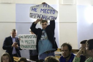 Московские студенты встретили идеолога Антимайдана криками "Позор!"