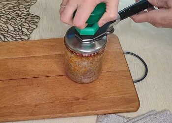 Каша с мясом в банке, кадр из видео