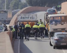 Полиция Барселоны со стрельбой остановила взрывоопасный грузовик