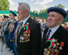 Білоруських ветеранів вшанували зубною пастою і листівкою