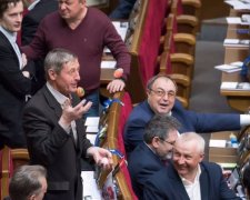 Журналісти засікли, як депутат від БПП бавився яйцями