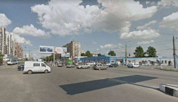 Харьковчане показали Кернесу разгромленную дорогу, страсти кипят: "Это начало"