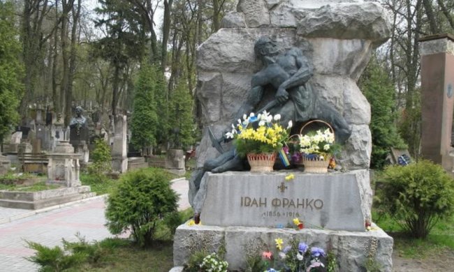Во Львове отреставрировали могилу Ивана Франко