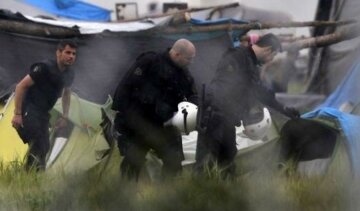 У Греції поліція знищує найбільший табір з нелегалами