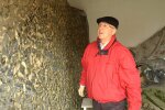 На Прикарпатті пенсіонер робить військових "невидимими": "Плету щодня по 4 години"