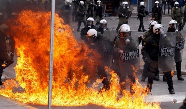 Під час протестів у Греції поліцію закидали "коктейлями Молотова" (відео)