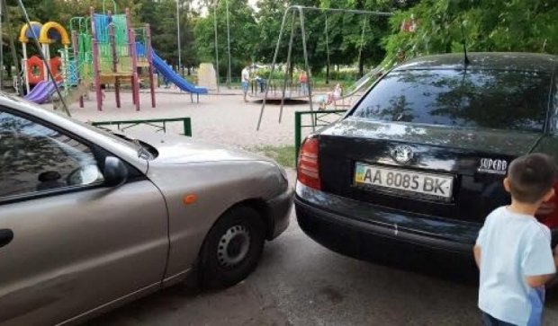 Водители поигрались в "машинки"на киевской детской площадке (ФОТО)