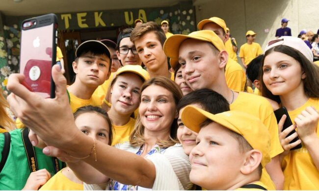 Олену Зеленську застали зненацька на найцікавішому моменті без макіяжу: перша леді вразила природною красою