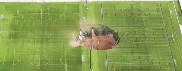 30 метрова воронка на футбольному полі. Фото: The Telegraphg