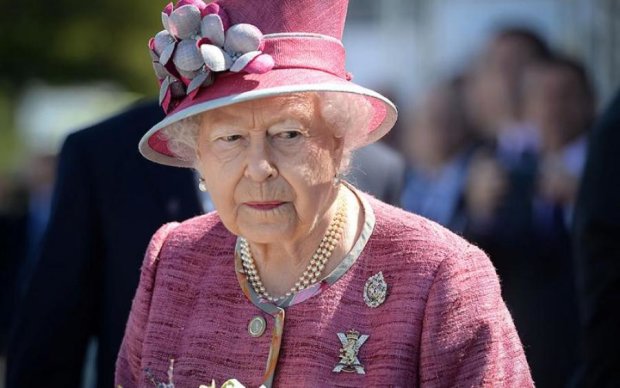 Королеве Елизавете II срочно подыскивают замену