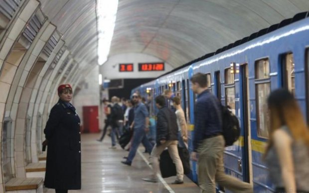 У Києві двоє підлітків лягли під потяг метро: відео 18+