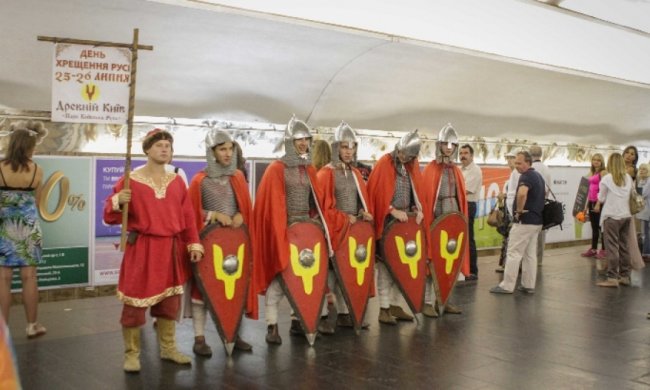 Середньовічні витязі у київському метро (фото)