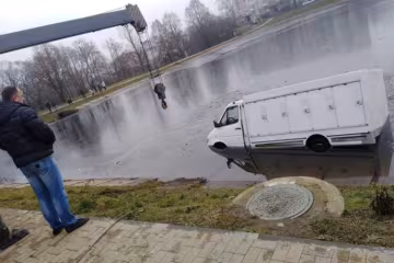На Львівщині божевільна маршрутка пірнула в озеро і розполохала всіх жаб