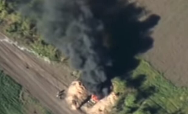 Воїни ЗСУ знищили особливо небезпечного шкідника на полях України: гарно палає
