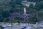 "Закройте Америку обратно" - в США толпа сносит памятник Христофору Колумбу