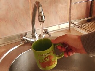 Вода из крана, кадр из видео