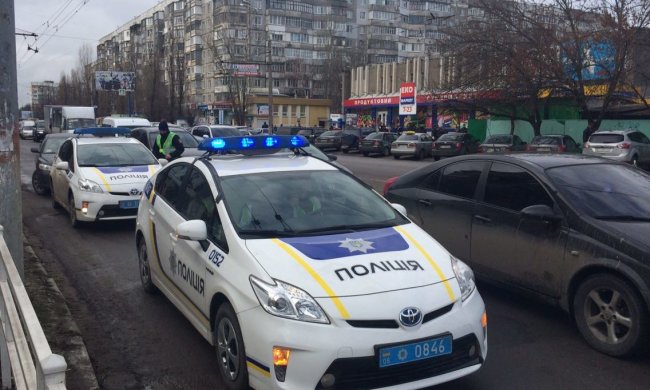 Пьяные подростки устроили лютое побоище с киевскими копами: эпичное видео