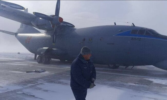 Военный самолет совершил жесткую посадку: буран и ветер вырвал стойку шасси