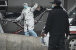 Ні води попити, ні в туалет сходити - китайська медсестра розповіла про роботу в "коронавірусній" лікарні