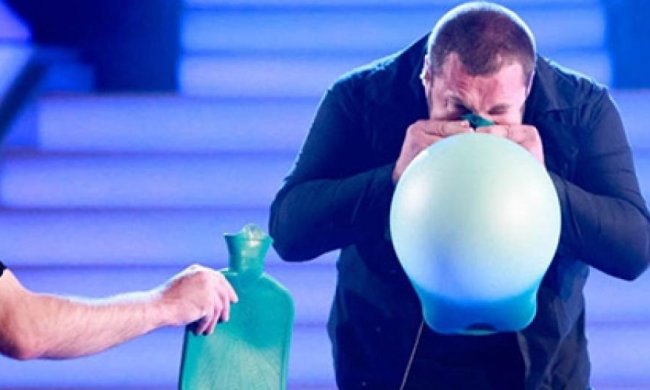 Рекордсмена з надування грілки носом посадять за крадіжку