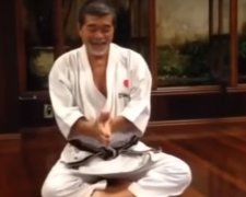 Майстер карате оригінально погасив свічку на торті (відео)