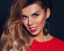 Стримуючи сльози: відома співачка провела сольний концерт з серйозною травмою