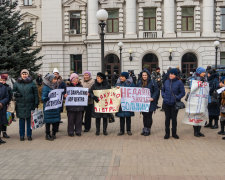 В Днепре десятки врачей штурмуют облсовет: терпение лопнуло