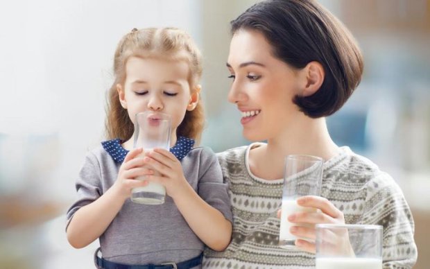 Пийте, діти, молоко: лікар розвінчав міфи про "білий" вітамін