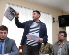 Московські друзі Вишинського оточили посольство України: відео