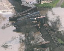 У Каліфорнії величезний потяг зійшов з рейок