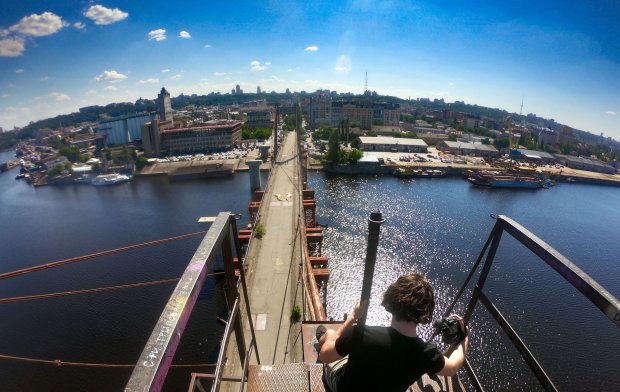 У молодых киевлян заберут любимое место отдыха: Рыбальский мост снесут навсегда