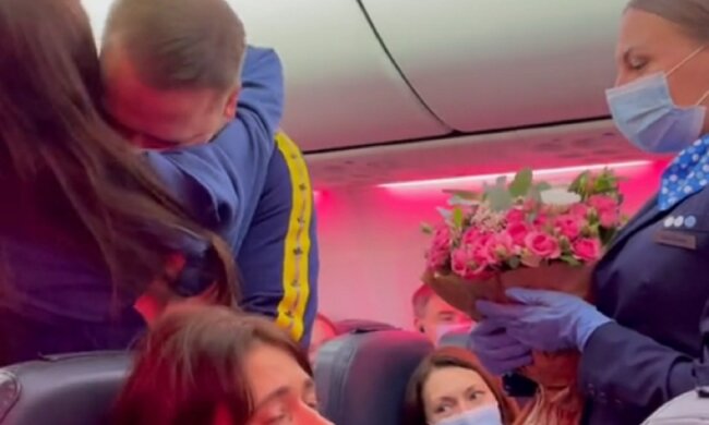 Чоловік зробив пропозицію своїй дівчині в десяти кілометрах над землею: "Бігти нікуди"