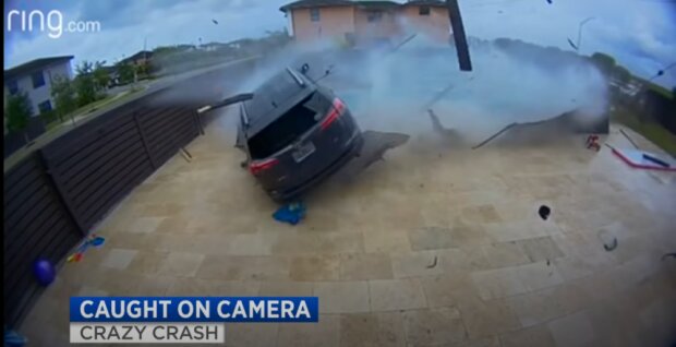 Toyota RAV4 влетела в бассейн, скриншот из видео