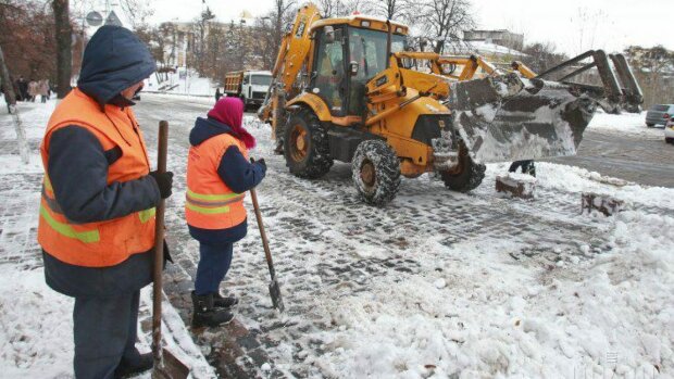 Комунальники "захищають" вулиці Києва від уявного снігу: кумедне фото