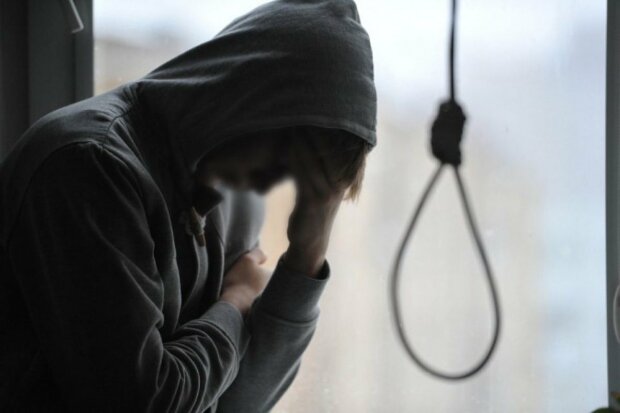 Франковщину накрыла волна жутких самоубийств: мужчин находят в петлях