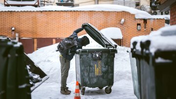 Повіяло "велікодєржавієм": голодні росіяни вишикуються вночі під сміттєвими баками у пошуках їжі