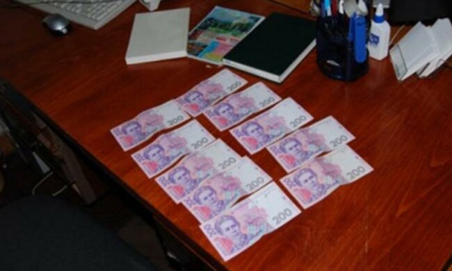 Чиновник Государственной исполнительной службы попался на взятке